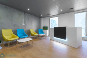 Retour sur notre installation chez BDO avec ses assises et tables, exemple d'aménagement d'espaces de travail